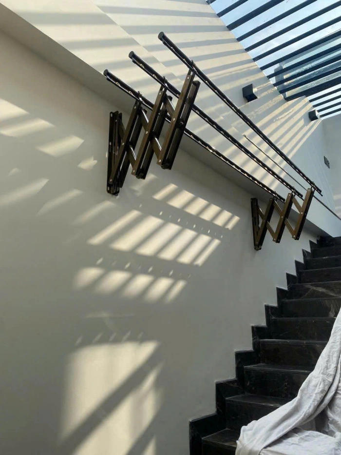 hinh-lap-dat-gian-phoi-gan-tuong