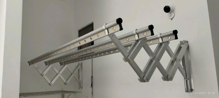 hinh-lap-dat-gian-phoi-gan-tuong