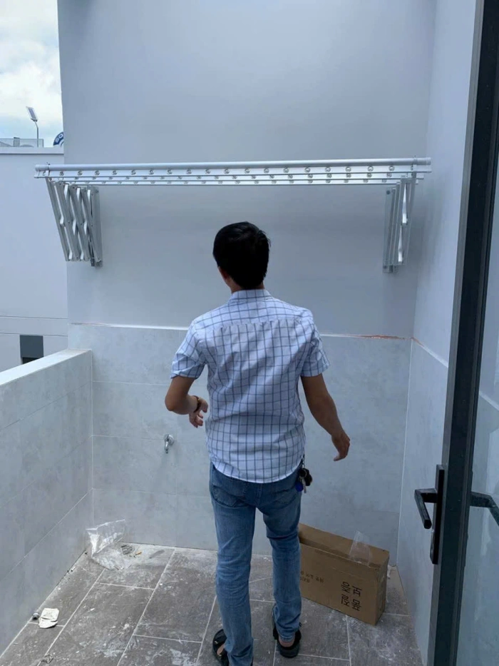 hinh-lap-dat-gian-phoi-gan-tuong